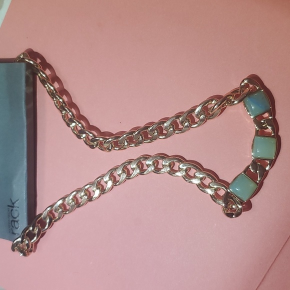 ☆NWT☆ Gold curb chain necklace with 3 jade stones - Picture 3 of 6